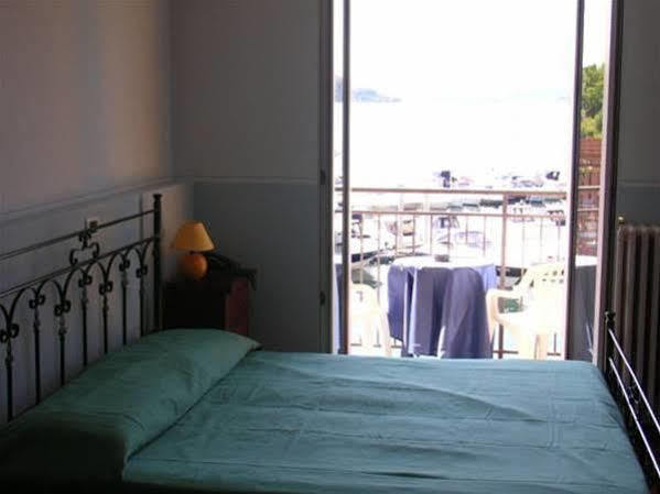 Hotel Capri Леза Экстерьер фото